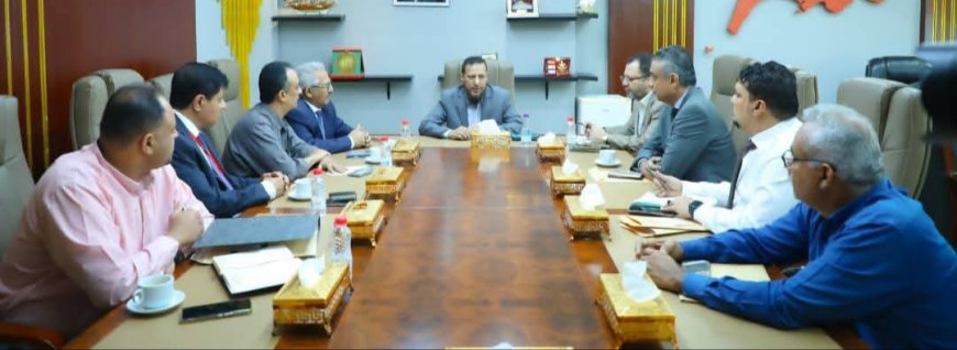 محافظ عدن يناقش أولويات التنمية وتحسين القطاع الصحي وتنظيم حركة المركبات في العاصمة