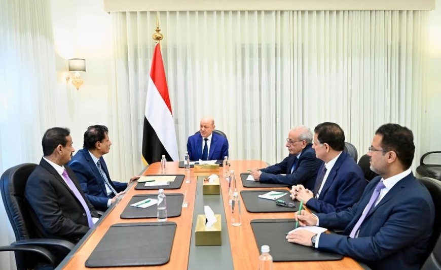 رئيس مجلس القيادة يجتمع بمحافظي المهرة وشبوة ويعلن تدشين مرحلة واعدة بالمشاريع الإنمائية في المحافظتين