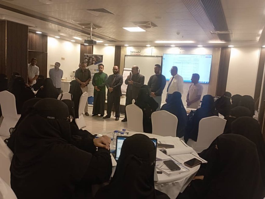 مدير تربية ساحل حضرموت يطلع على مستوى تنفيذ برنامج الشهادة الدولية المهنية في التدريس 