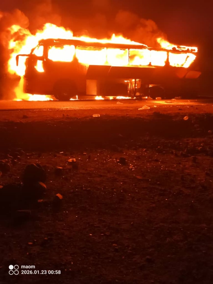 عاجل وبالصور.. احتراق حافلة نقل جماعي في عقبة العرقوب بأبين