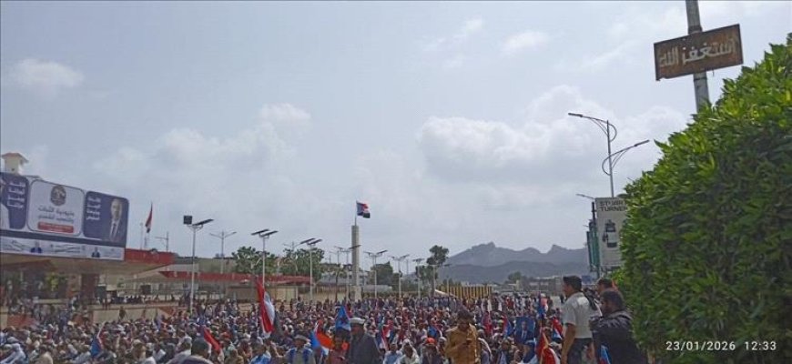 حشود خور مكسر تؤدي صلاة الجمعة تمهيداً لانطلاق التظاهرة الكبرى.