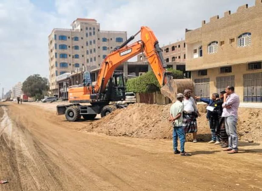 مدير عام مؤسسة مياه عدن يتفقد سير أعمال تركيب خطوط صرف صحي جديدة في المنصورة