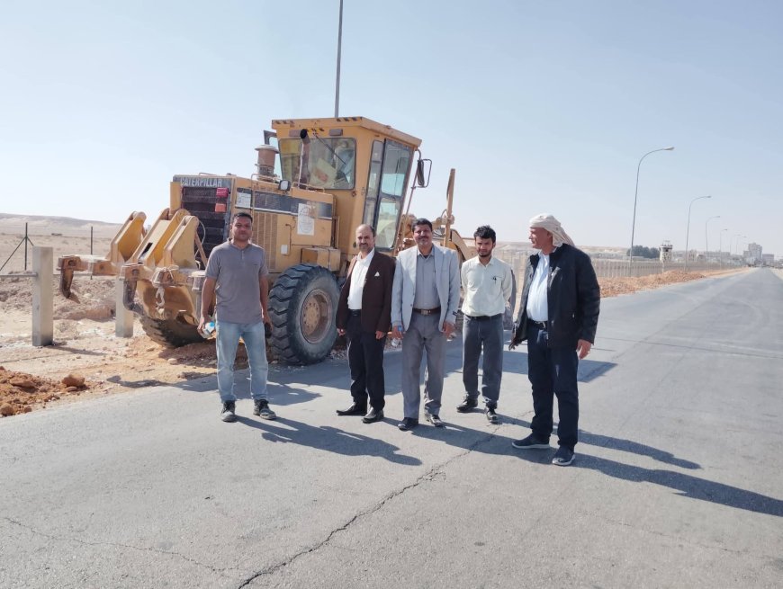 إدارة جمرك شحن وإدارة ميناء شحن البري يدشنان أعمال الدك والرش لاكتاف الأسفلت بالطريق الرابط بين الحدود اليمنية العُمانية
