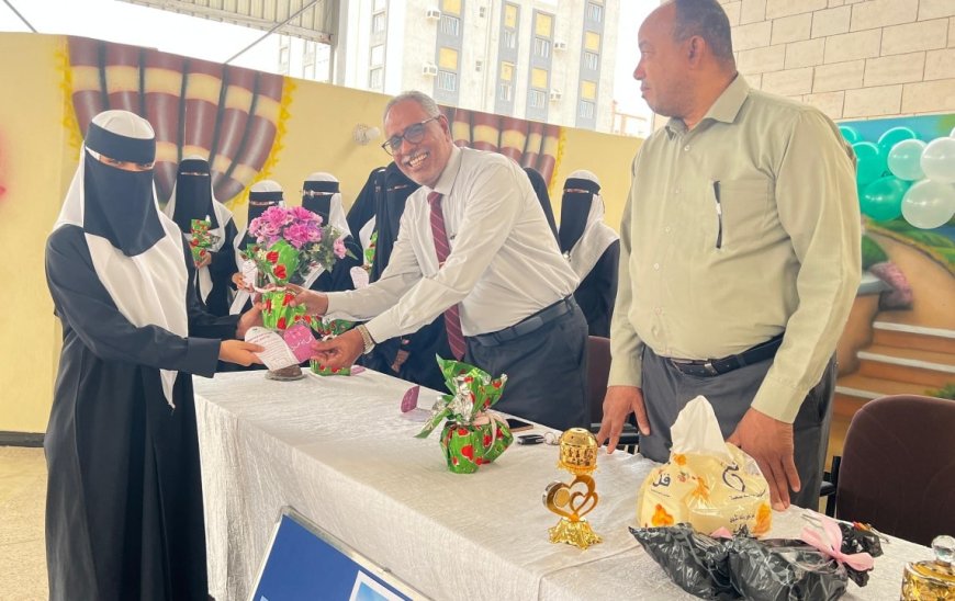 ثانوية الرائدة سلومة السيباني تحتفي بطالباتها المتفوقات بحضور مدير تربية المكلا*