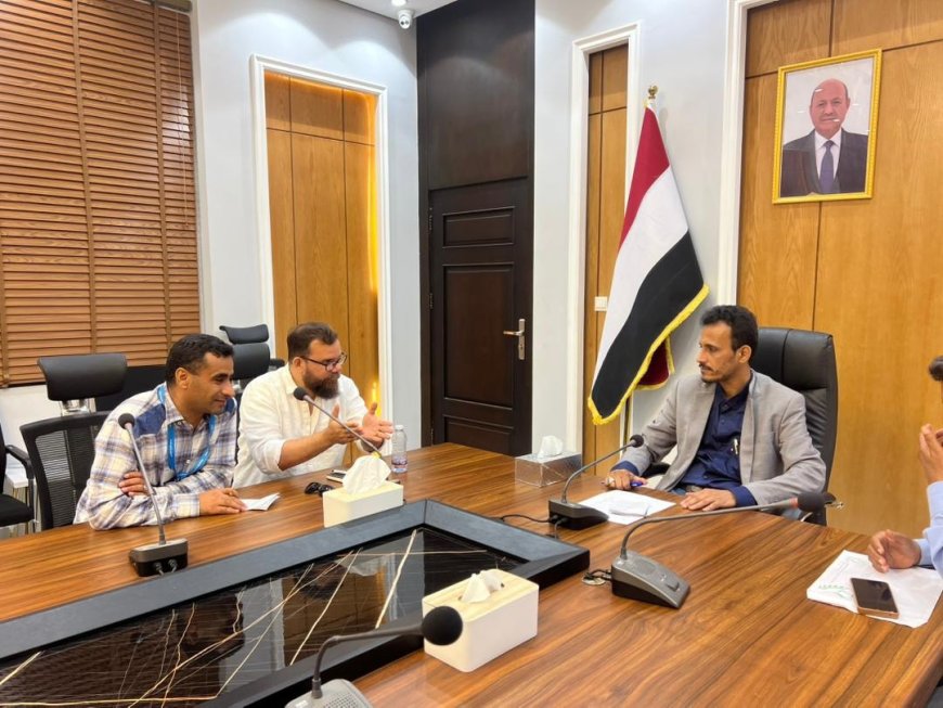 الوكيل الجيلاني يبحث مع برنامج الغذاء العالمي أنشطة البرنامج بحضرموت وخطة توزيع المساعدات الغذائية بمديرية العبر