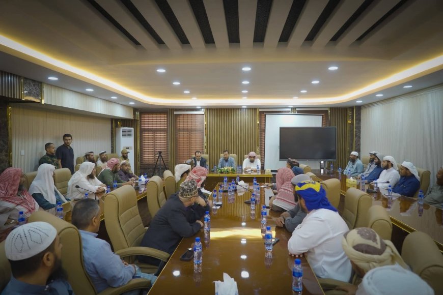 المحافظ عبد الرحمن شيخ يلتقي إدارة الأوقاف وخطباء المساجد 