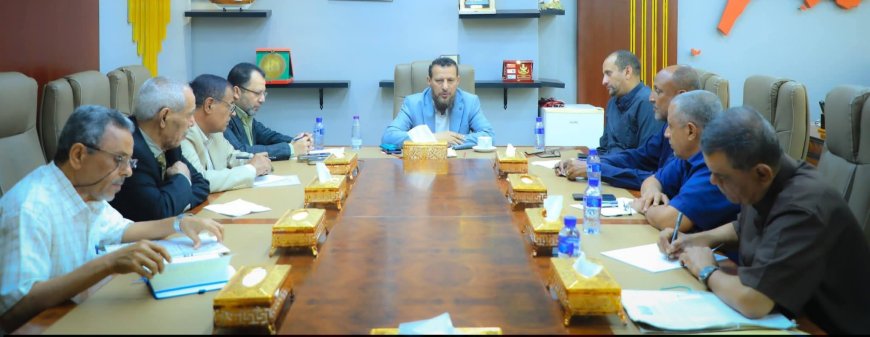 محافظ عدن يشدد على أهمية تحسين الخدمات والتعامل المسؤول مع إشكالية المياه والصرف الصحي