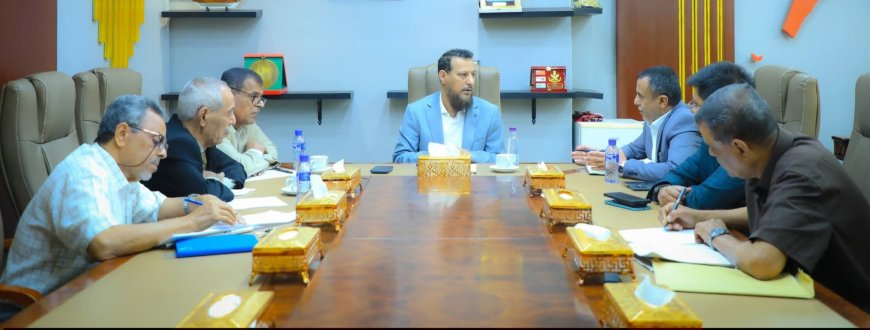 محافظ عدن يشدد على تكثيف الرقابة الميدانية وضبط الأسواق ومنع الاحتكار 