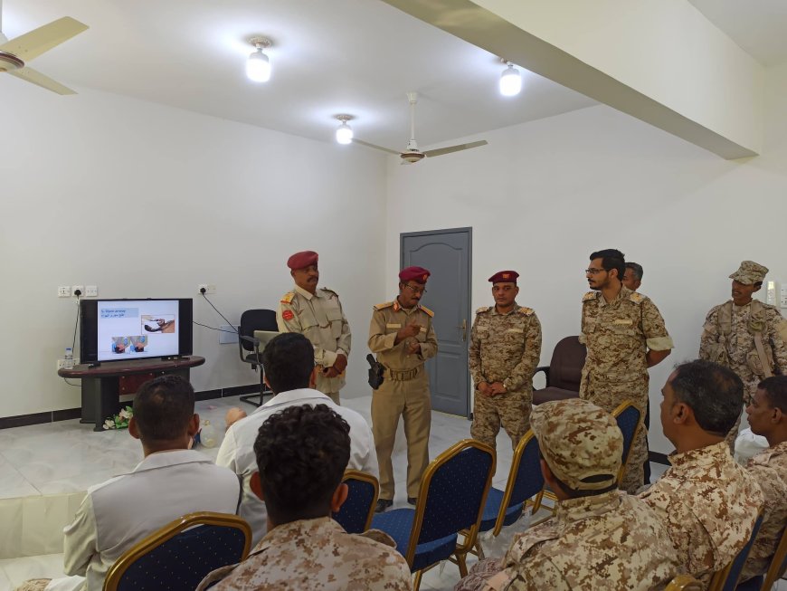 رئيس أركان المنطقة العسكرية الثانية يدشّن دورة تدريبية في الإسعافات الأولية والإنعاش القلبي لمنتسبي مستشفى ٢٤ إبريل العسكري بالمكلا،