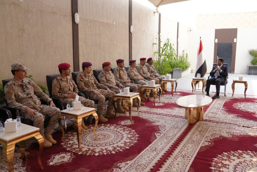 عضو مجلس القيادة الدكتور عبدالله العليمي يلتقي رئيس هيئة الأركان العامة وعددًا من رؤساء الهيئات العسكرية 