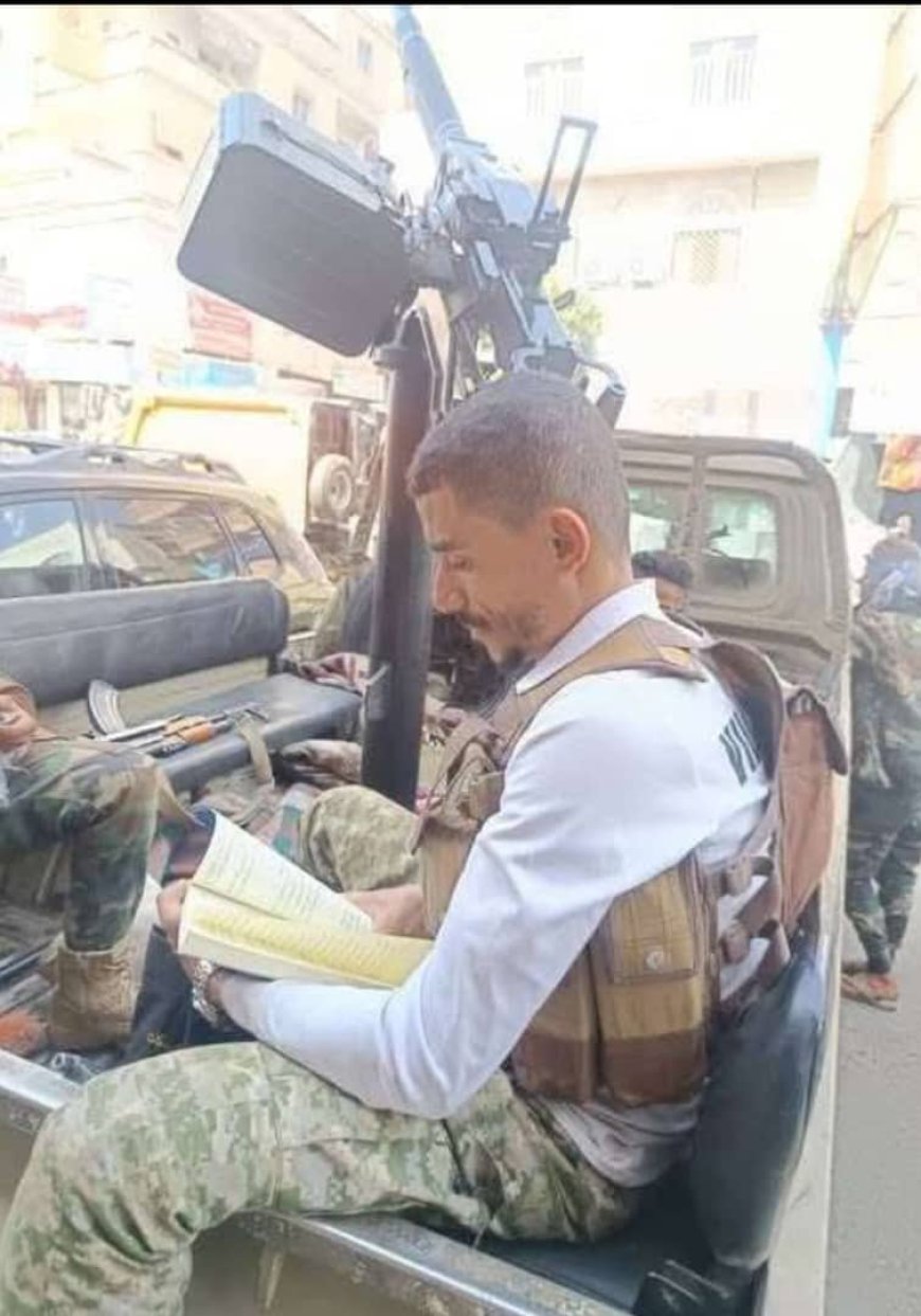 تعز..بندقية بيده وكتاب بالأخـرى صورة جندي يذاكـر دروسه أثناء الواجب تجتاح منصات التواصل الاجتماعي