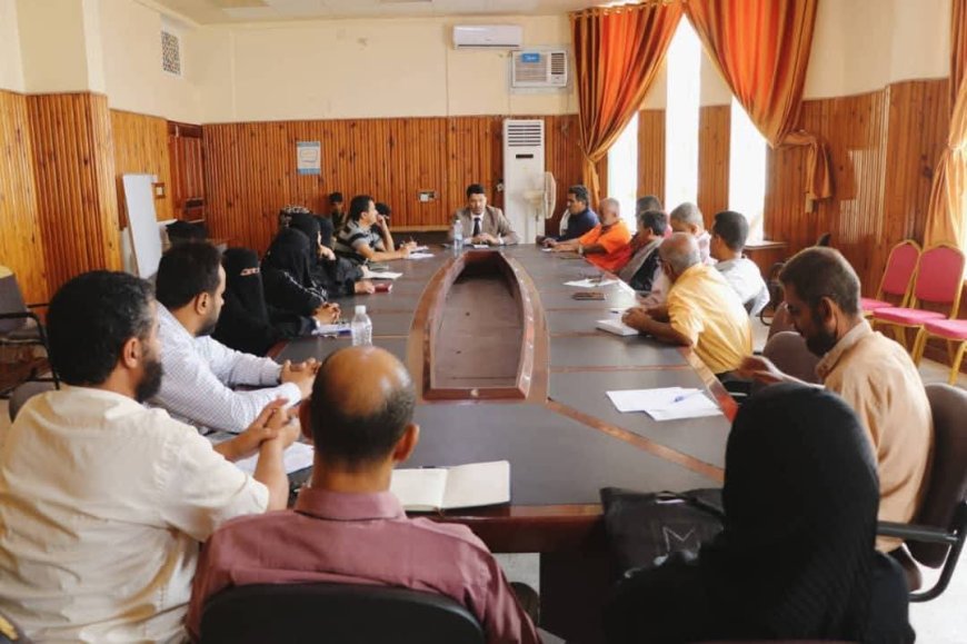 خلال اجتماعه بالمكتب التنفيذي للمديرية.. مدير عام البريقة .. يشدد على الانضباط الوظيفي ورفع مستوى الخدمات المقدمة للمواطنين