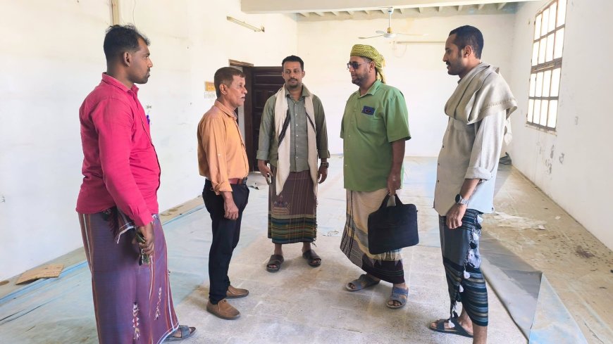 السلطة المحلية بمديرية الشحر تسلّم مشروع ترميم مقر نادي الشحر الأدبي للمقاول المنفذ