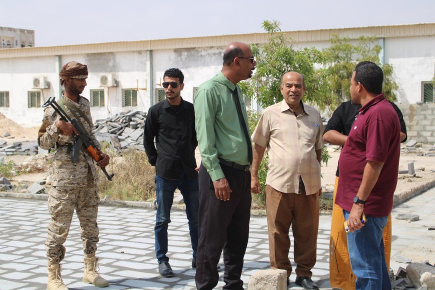 مدير عام المكلا يتفقد نسب الإنجاز في مشروع رصف ساحات كلية التمريض