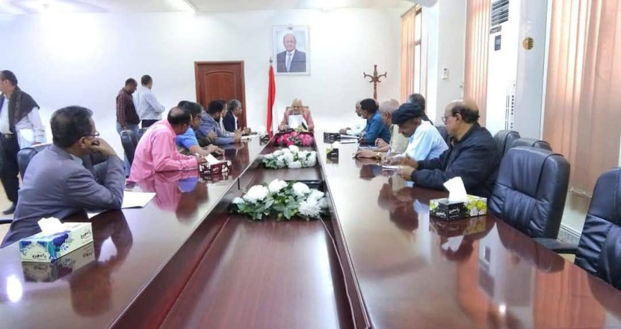 محافظ تعز يناقش مع برنامج الغذاء العالمي آلية اعتماد وتوزيع السلال الغذائية