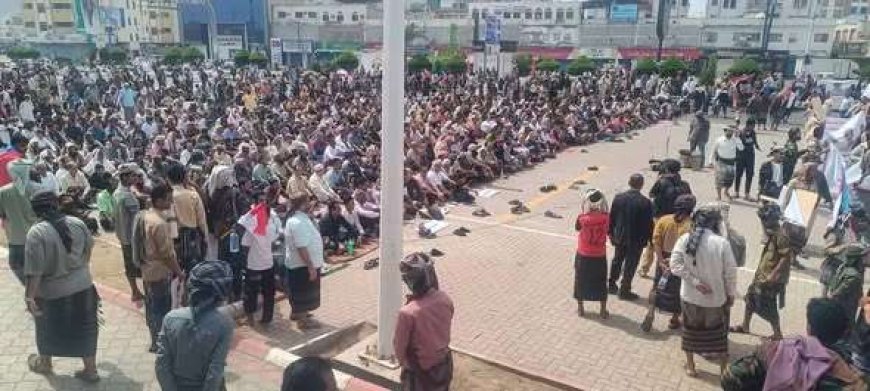 حمدي شكري (خط أحمر).. حشود الصبيحة تؤدي صلاة الجمعة وسط استنفار شعبي بعدن.