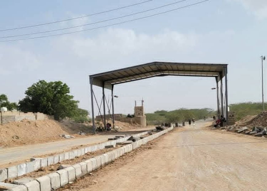 مصادر محلية تحذّر من تعطّل ترميم الطرق بسبب إغلاق الشارع العام وانتشار البسطات