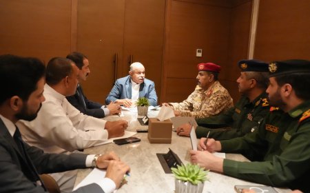 عضو مجلس القيادة محافظ حضرموت يترأس اجتماعا أمنيا وعسكريا بحضور وزير الداخلية وقيادات أمنية وعسكرية