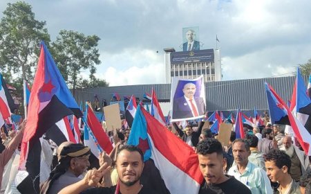 بالصور.. أنصار المجلس الانتقالي يتظاهرون داخل مبنى الجمعية العمومية عقب ساعات من إخلائه