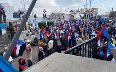 عاجل.. المئات يتظاهرون في التواهي رفضًا لإغلاق مقر الجمعية العمومية للمجلس الانتقالي 