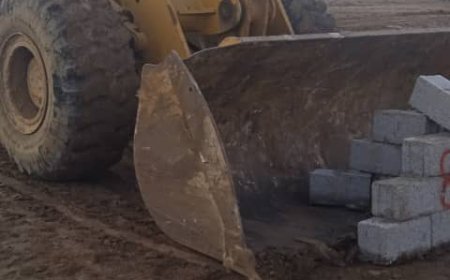 مكتب الأشغال العامة بخورمكسر ينفّذ حملة إزالة لتعديات على أراضي حكومية بمنطقة العريش