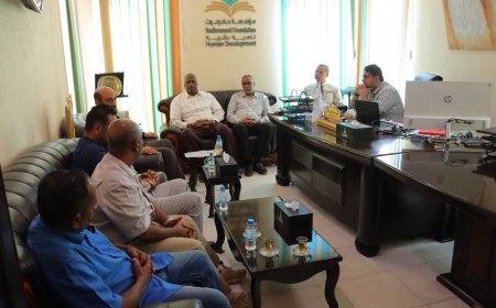 المدير باعباد يناقش مع مؤسسة حضرموت تنمية بشرية آلية مشاركة المعلمين في المؤتمر الدولي لمهنة التعليم بسلطنة عمان 