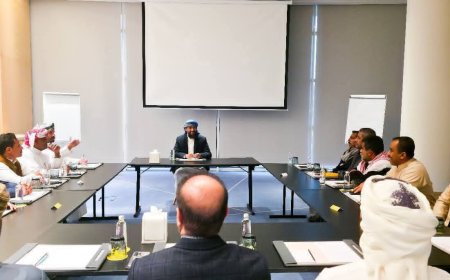 المحرّمي يناقش مع عدد من القيادات العسكرية والأمنية جهود تعزيز الاستقرار وتطبيع الأوضاع بحضرموت