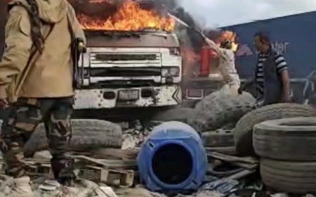 مدير شرطة المنطقة الحرة ينفي صحة ما أُشيع عن اندلاع حريق في ميناء عدن