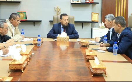 محافظ عدن يبحث مع رئيس الغرفة التجارية تعزيز الشراكة الاقتصادية وإنشاء صندوق استثماري لدعم العاصمة