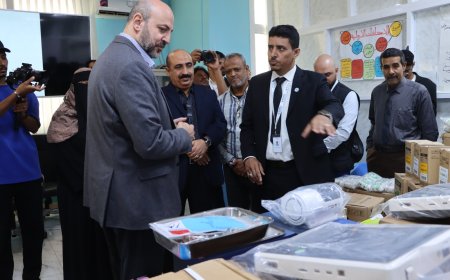 تربية ساحل حضرموت تتسلم أجهزة ومستلزمات طبية لعيادات الصحة المدرسية مقدمة من منظمة رحمة حول العالم