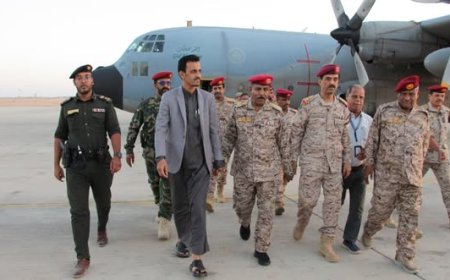 الوكيل الجيلاني يستقبل قائد المنطقة العسكرية الثانية فور وصوله إلى مطار الريان قادما من المملكة العربية السعودية