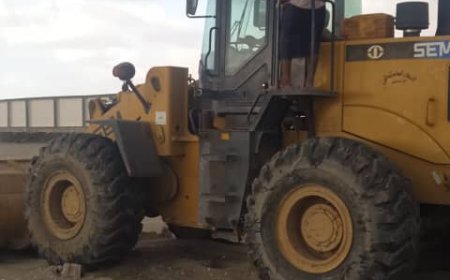 مكتب الأشغال بخورمكسر ينفّذ حملة لإزالة تعديات على أرض مخصصة لحديقة عامة بالعريش