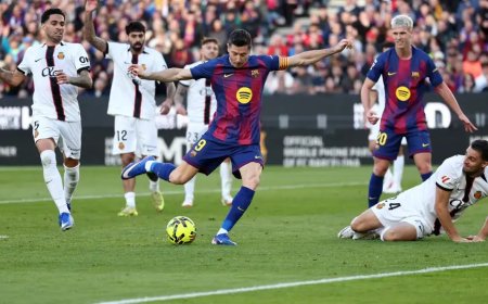 ليفاندوفسكي يجلس على طاولة ثلاثية مع ميسي وكريستيانو رونالدو