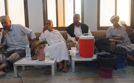 بحضور مدير عام مديرية مدينة المكلا (وقفات تفسيرية توضيحية في لغة المحضار الشعرية البدوية الغنائية) بمنتدى الخيصة الثقافي الإجتماعي بالمكلا