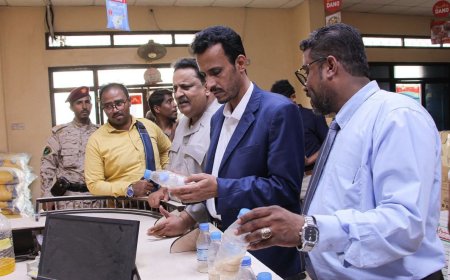 الوكيل الجيلاني يدشن تطبيق ميثاق الإلكتروني لضبط الأسعار وينفذ نزولاً ميدانيًا للمحلات التجارية وتجار المواد الغذائية