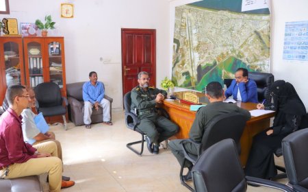 الزهري يترأس اجتماعًا لبحث حملات منع التسول وإغلاق محلات القات وتنفيذ حملة نظافة في خور مكسر