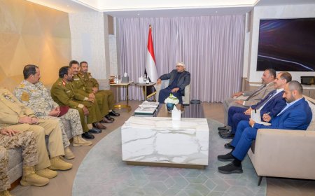 عضو مجلس القيادة طارق صالح يطّلع على الوضع العملياتي في الجبهات والمحاور