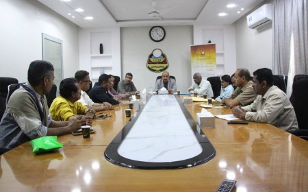 مدير تربية ساحل حضرموت يناقش سير العملية التعليمية مع مديري الإدارات التربوية