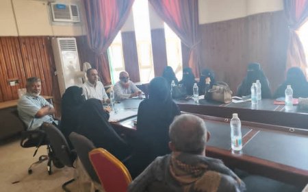 الذنبه يترأس اجتماعاً موسعاً لقيادات مكتب التربية والإدارات المدرسية بمديرية البريقة - عدن