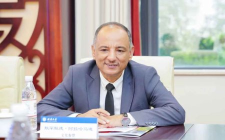 المستشار الثقافي في بكين يهنئ المؤسسات التعليمية الصينية بحلول السنة الجديدة ويشيد بدعمها للطلاب اليمنيين