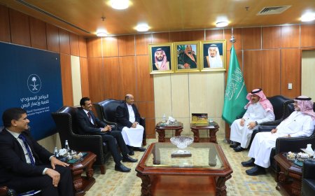 عضو مجلس القيادة الرئاسي محافظ حضرموت يلتقي سفير المملكة العربية السعودية لدى بلادنا ويطلع على جهود البرنامج السعودي لتنمية وإعمار اليمن
