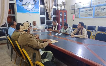 المدير العام لمديرية غيل باوزير يلتقي إدارة نادي أهلي الغيل ويشيد بجهودها والإنجازات التي تحققت للنادي في ظل المعاناة