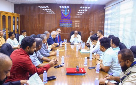 الرباكي يترأس اجتماعاً موسعاً بميناء المكلا مع الوكالات الملاحية وبحضور وفد من البنك الدولي ومصلحة الجمارك