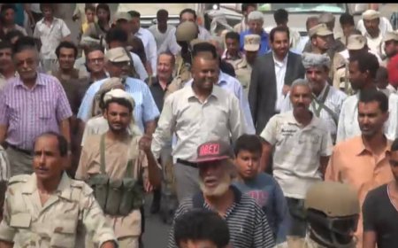 ناشطون على مواقع التواصل يستذكرون موقفًا للوزير نايف البكري عقب تحرير كريتر قبل عشرة أعوام