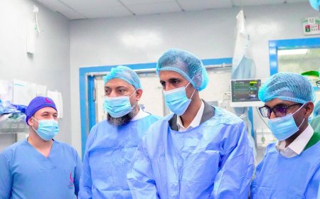 الوكيل الجيلاني يدشن المخيم الطبي لقسطرة وجراحة قلب الأطفال والبالغين بالمكلا