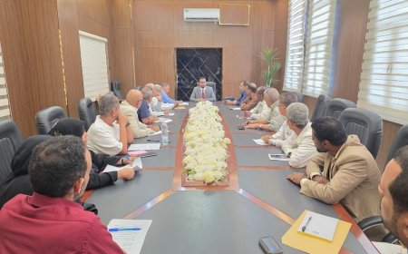 وزير الخدمة المدنية يترأس اجتماعاً موسعاً بعدن ويشدد على ضرورة تسهيل الإجراءات والمعاملات