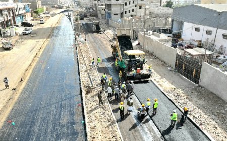 وزير الأشغال يدشن انطلاق أعمال إسفلت طريق التقنية إنماء في المنصورة بعدن