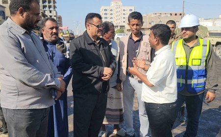 مدير عام المنصورة يتفقد العمل في فرش الطبقة الأسفلتية بمشروع إعادة تأهيل شارع التقنية - تقاطع بئر أحمد..