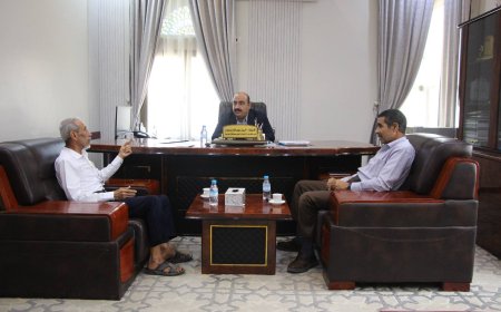 مدير تربية ساحل حضرموت يلتقي مدير عام دوعن ويناقشان الوضع التعليمي بالمديرية