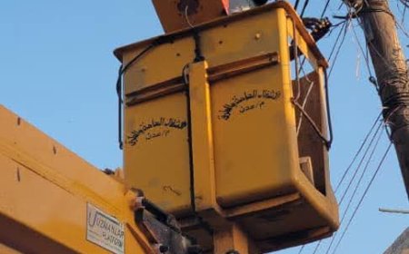 بتوجيهات وزير الدولة محافظ العاصمة عدن.. تنفيذ أعمال صيانة إنارة في الممدارة والشيخ عثمان